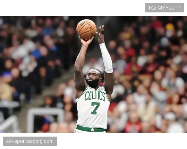 杰伦·布朗无球跑动效率提升，拉开侧翼进攻空间